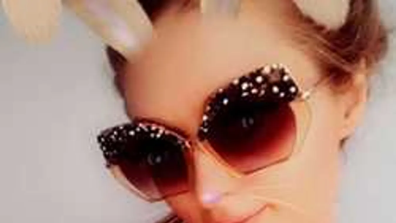 Forranak a kedélyek, összes ruhájától megszabadult Paris Hilton