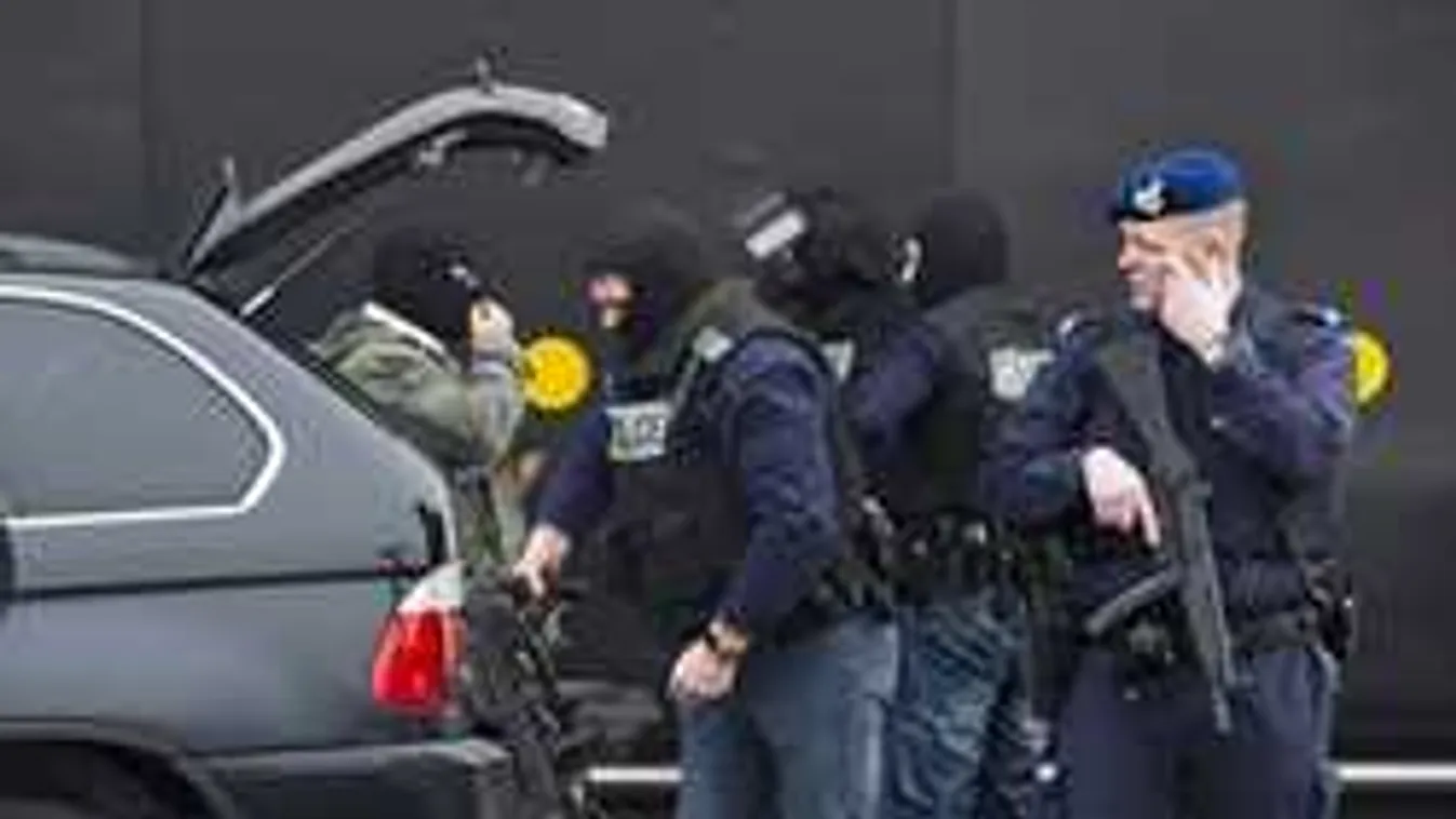 Most érkezett: teljes a készültség, fegyveres támadó rontott be a rádióba