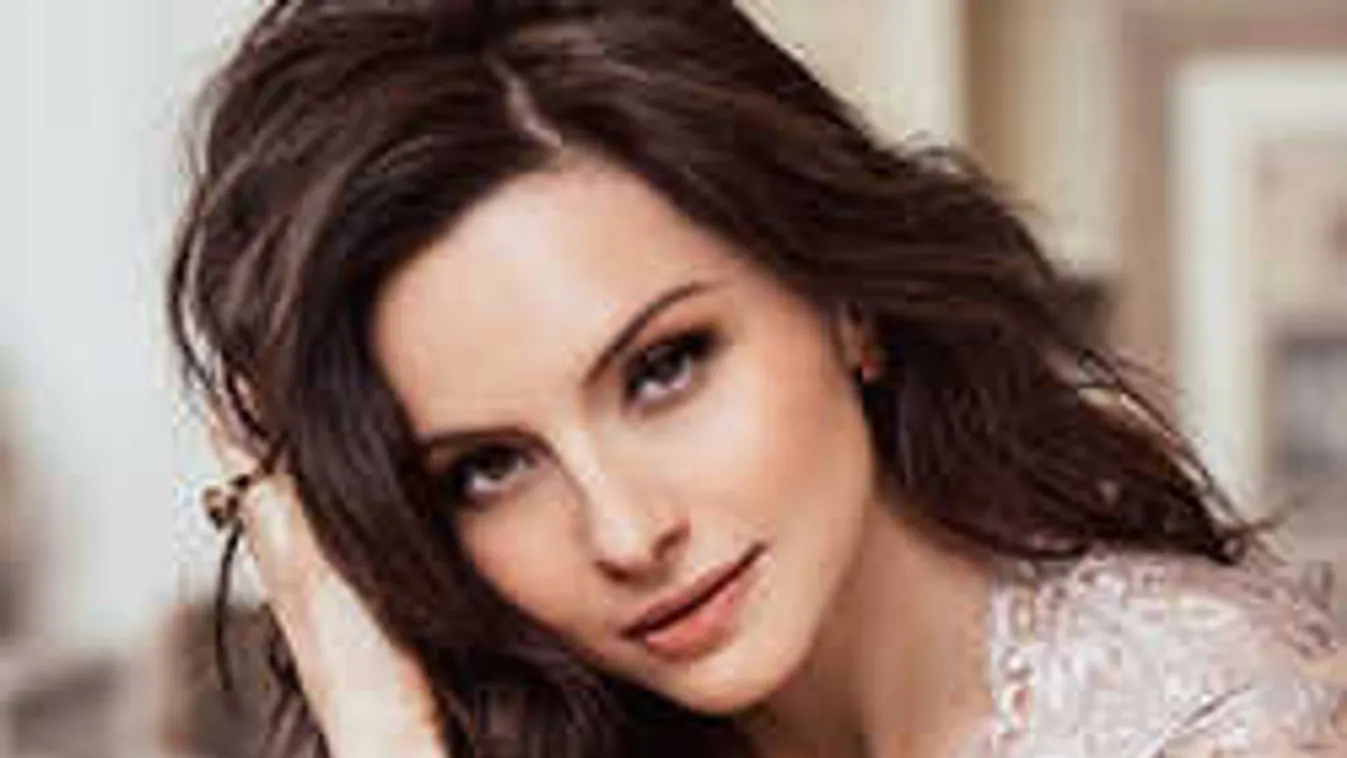 Meztelen combok, széttárt lábak: Sosem volt ilyen dögös Zséda