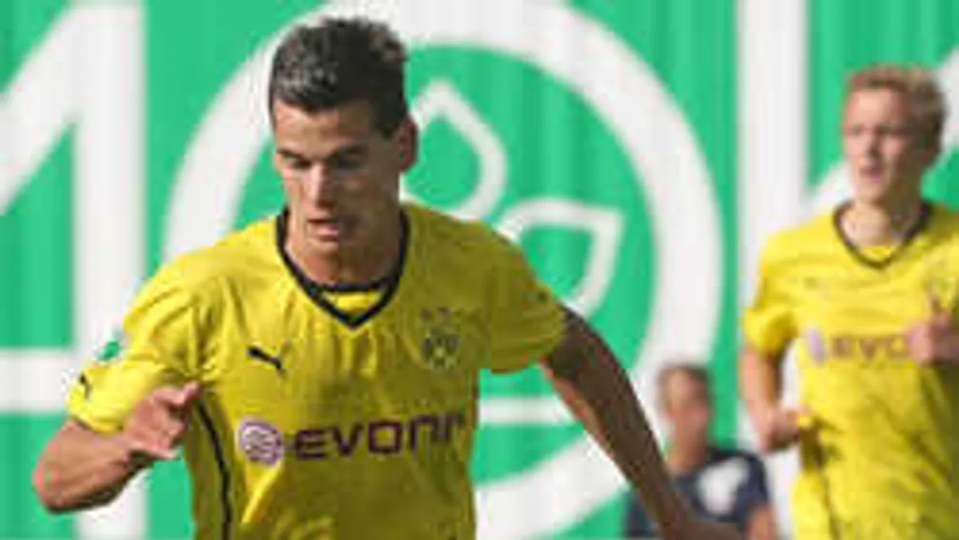 Világsztárok rajongták körbe a híres magyar focistát