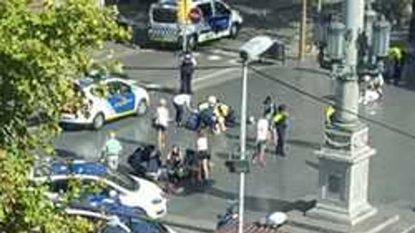 Kitört a pánik a turistaközpontban, emberek közé hajtott egy furgon