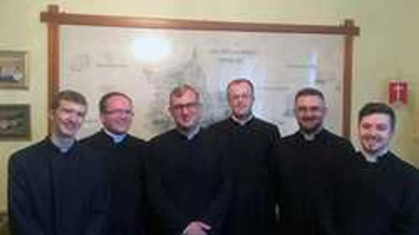 Ezért rúgták ki a kocsmából a 6 reverendás papot