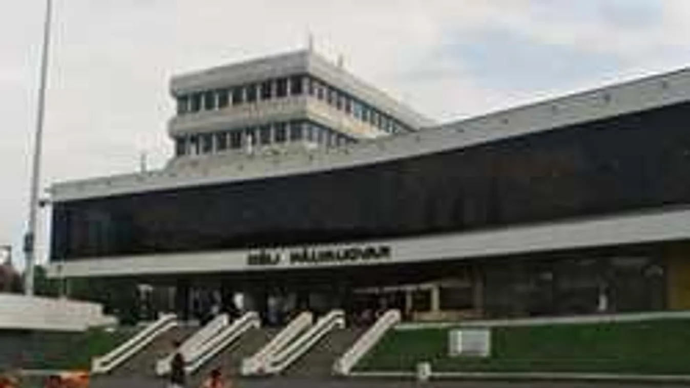 Teljes káosz a Déli pályaudvaron, tömegek utaznak strandolni