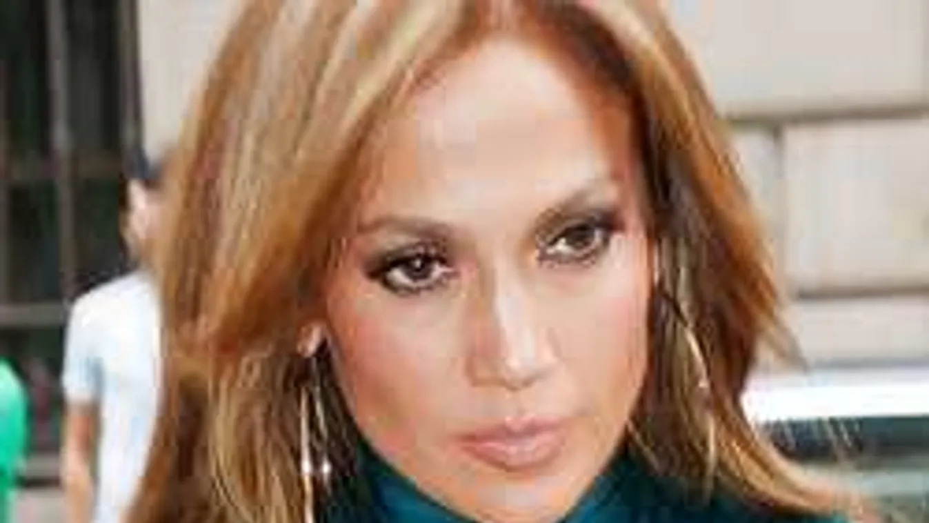 Jennifer Lopez gigadekoltázzsal ragyogott túl egy menyasszonyt