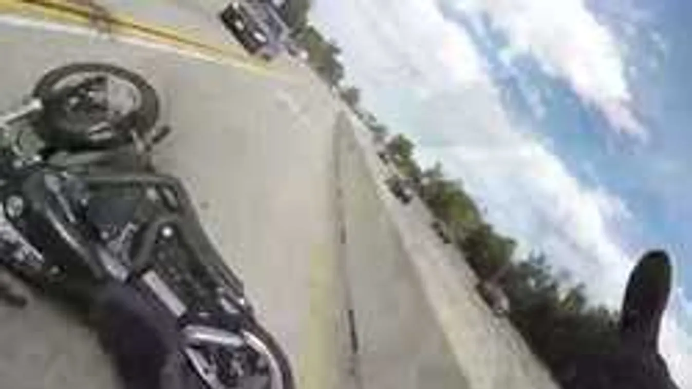 Borzalmas balesetben halt szörnyet egy motoros az 51-es úton