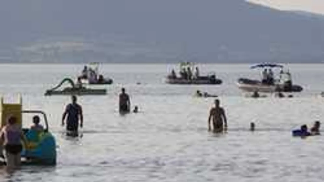 Felforrt a Balaton, nem lehet a vízben megmaradni