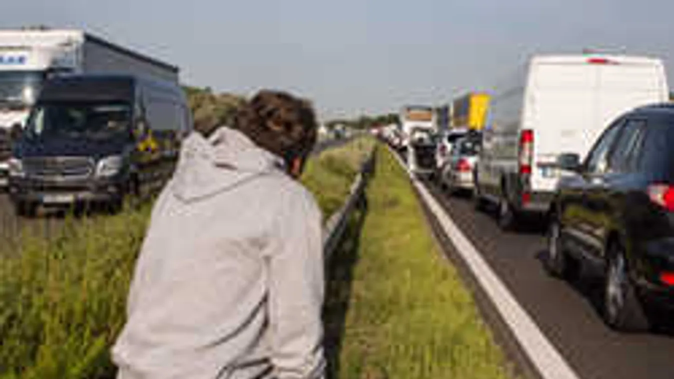 Teljes az útzár az M1-es autópályán, 10 kilométeres a dugó