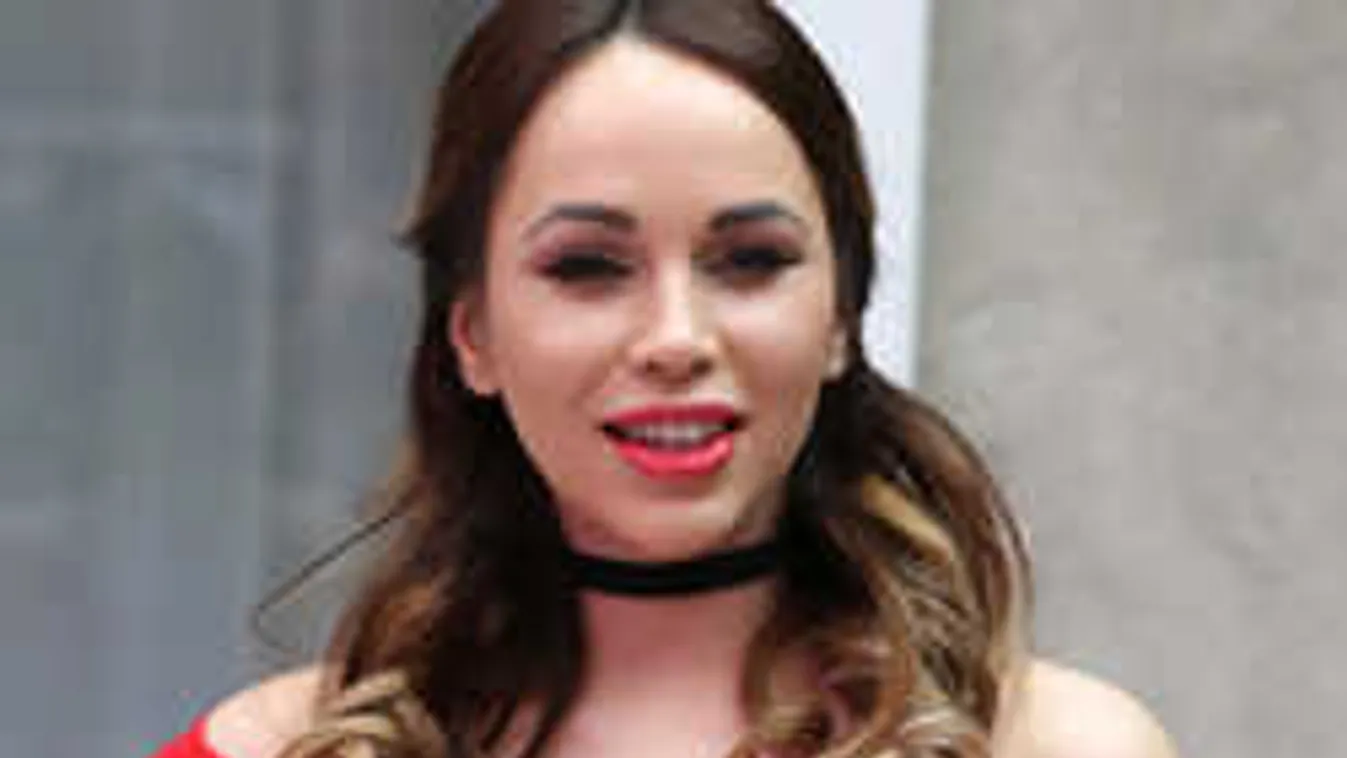 Köldökig kivágott felsőben villantotta meg dús kebleit Aleska