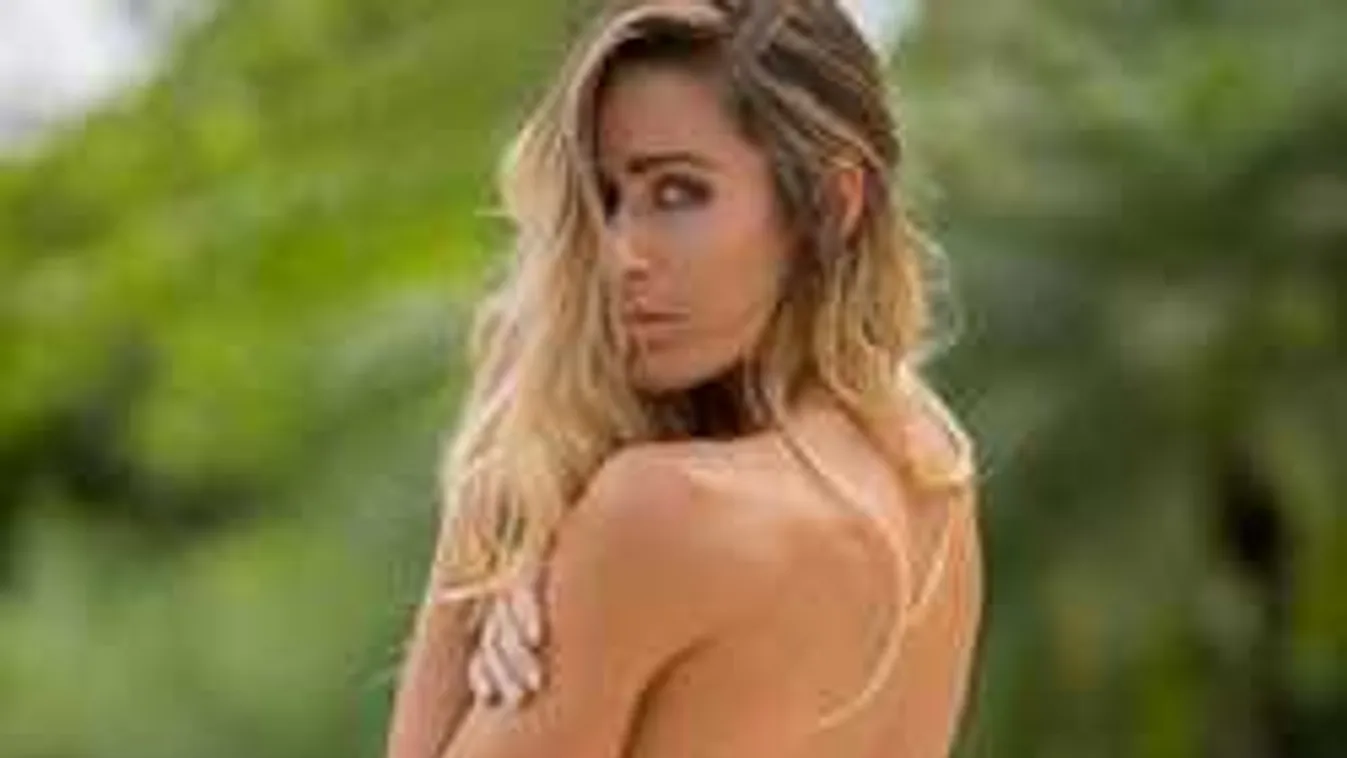 Tökéletes popsival hódít a melleit simogató szőke fitneszmodell