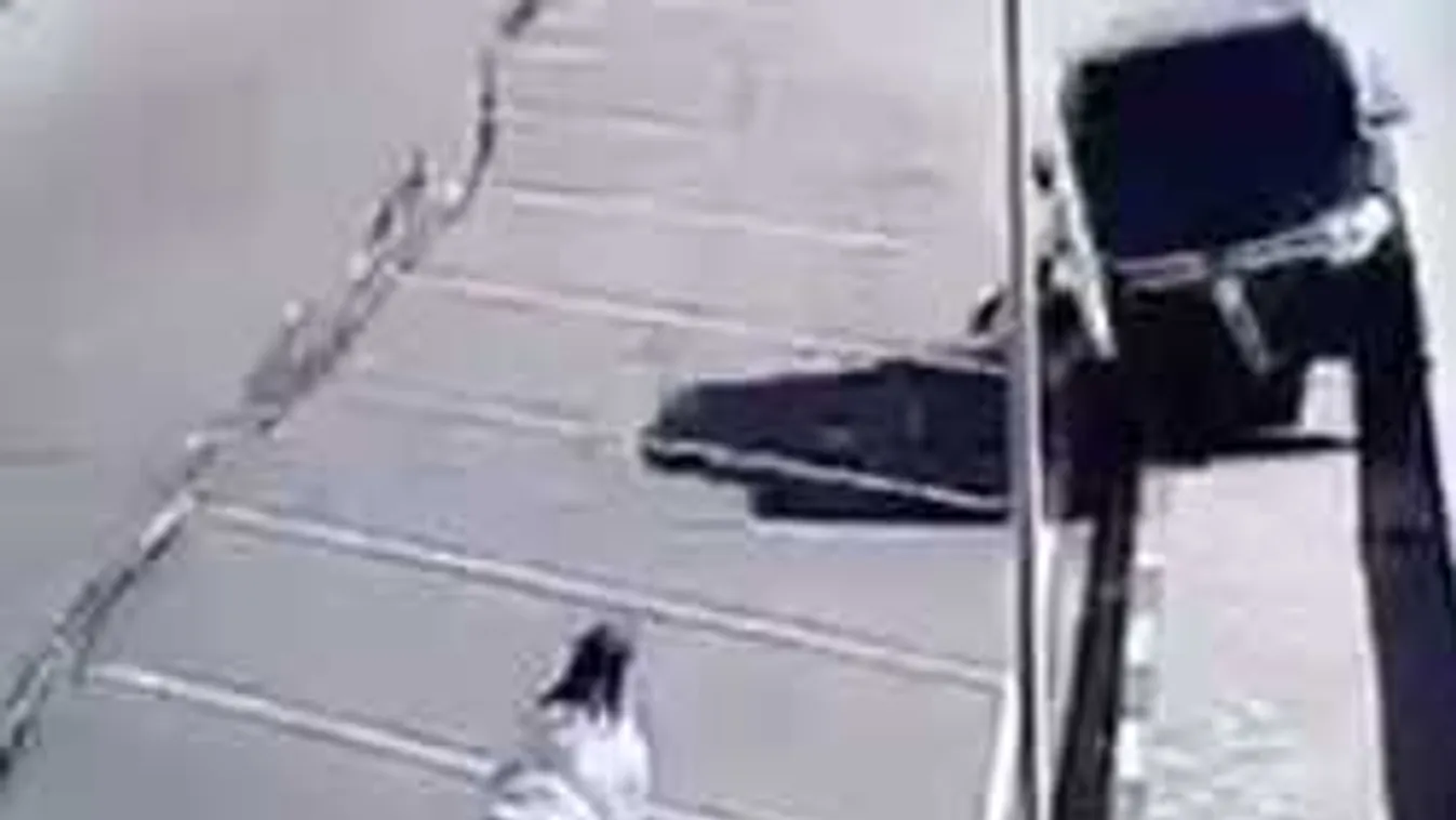 Csak a vakszerencse mentette meg a járdán babakocsit toló nő életét