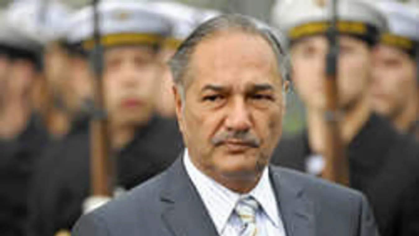 Ez a nap videója: fontos találkozón esett le a miniszter nadrágja