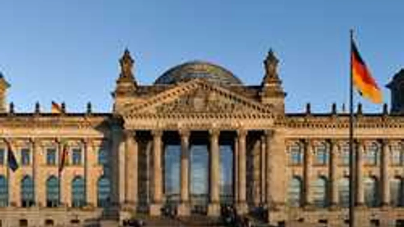 Csak egy fotót akart a két turista, rendőrök hurcolták el őket