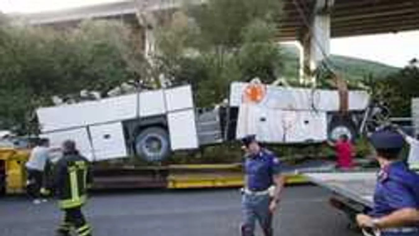 Figyelmetlen sofőr miatt szakadt le a busz teteje, sok a sérült