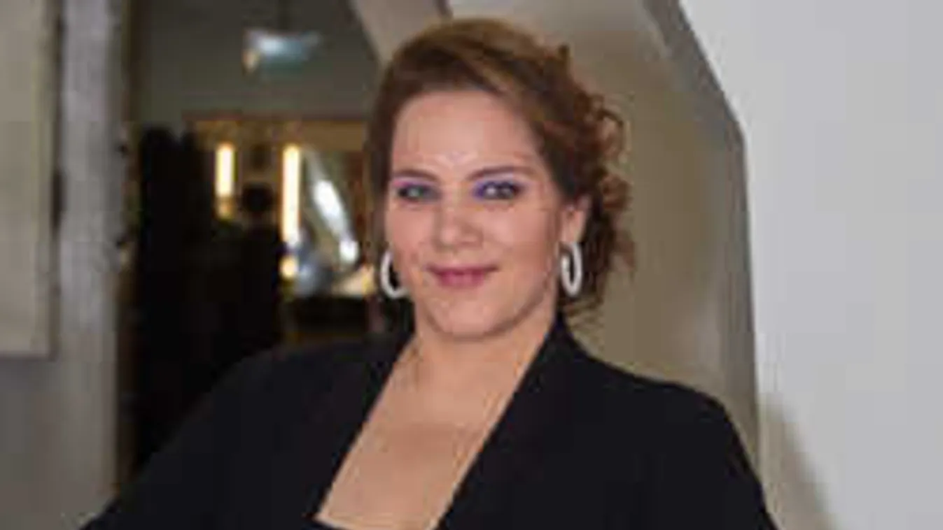 Olyan dekoltált ruhában bulizott Tóth Vera, hogy az eszünk megáll