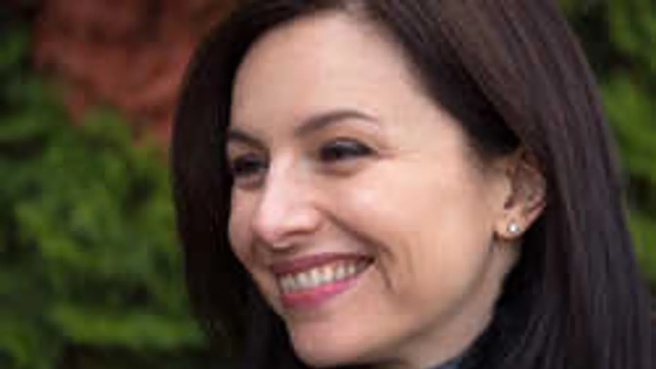 Minden látszott: A színpadon libbent fel Zséda miniszoknyája