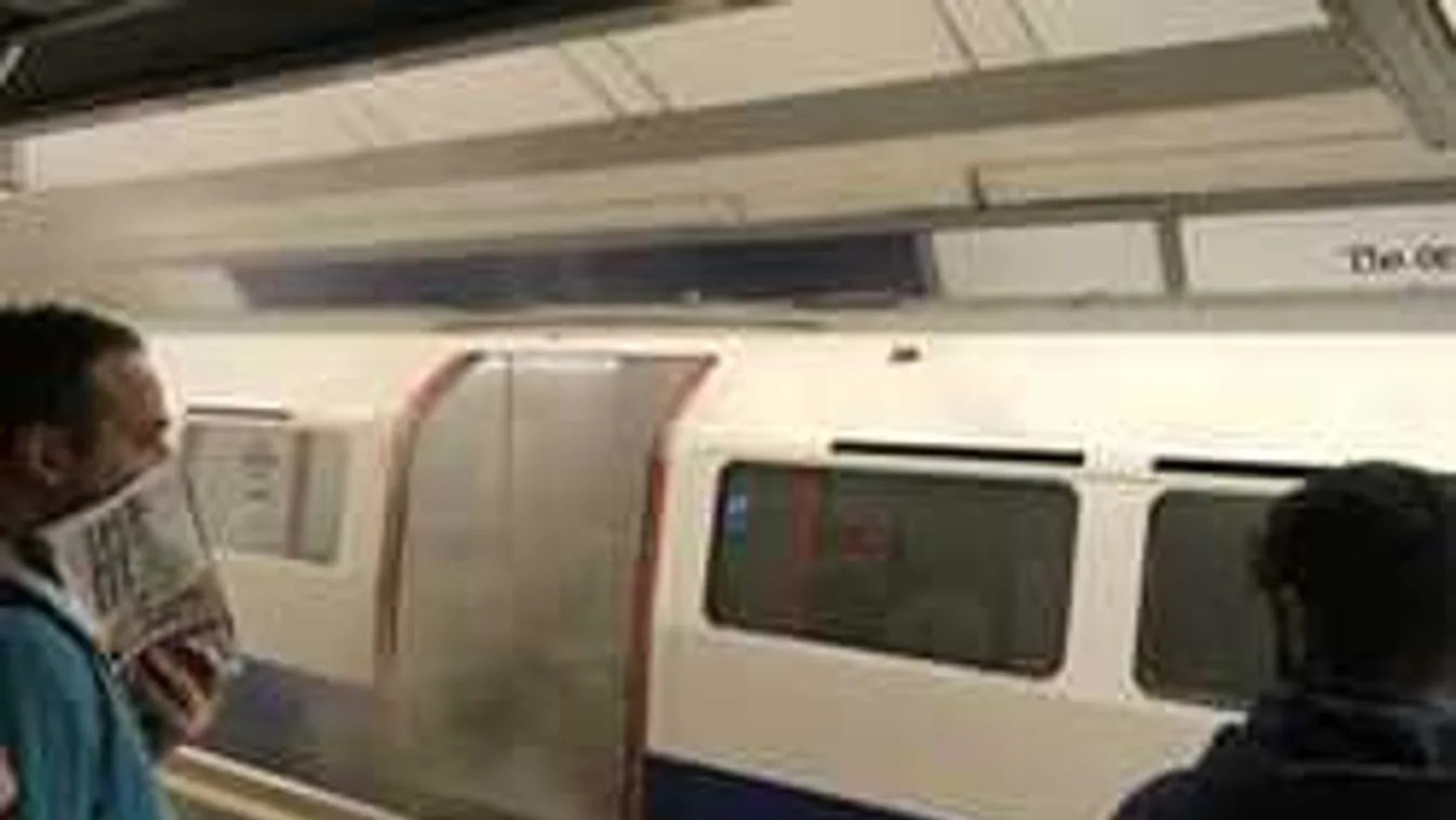 Most kaptuk: menekültek az utasok, lángok csaptak fel a metróban