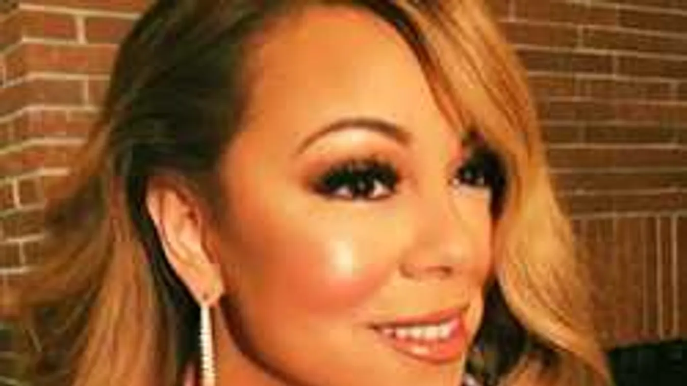 Botrány lett a 47 éves sztáranyuka topless fotójából