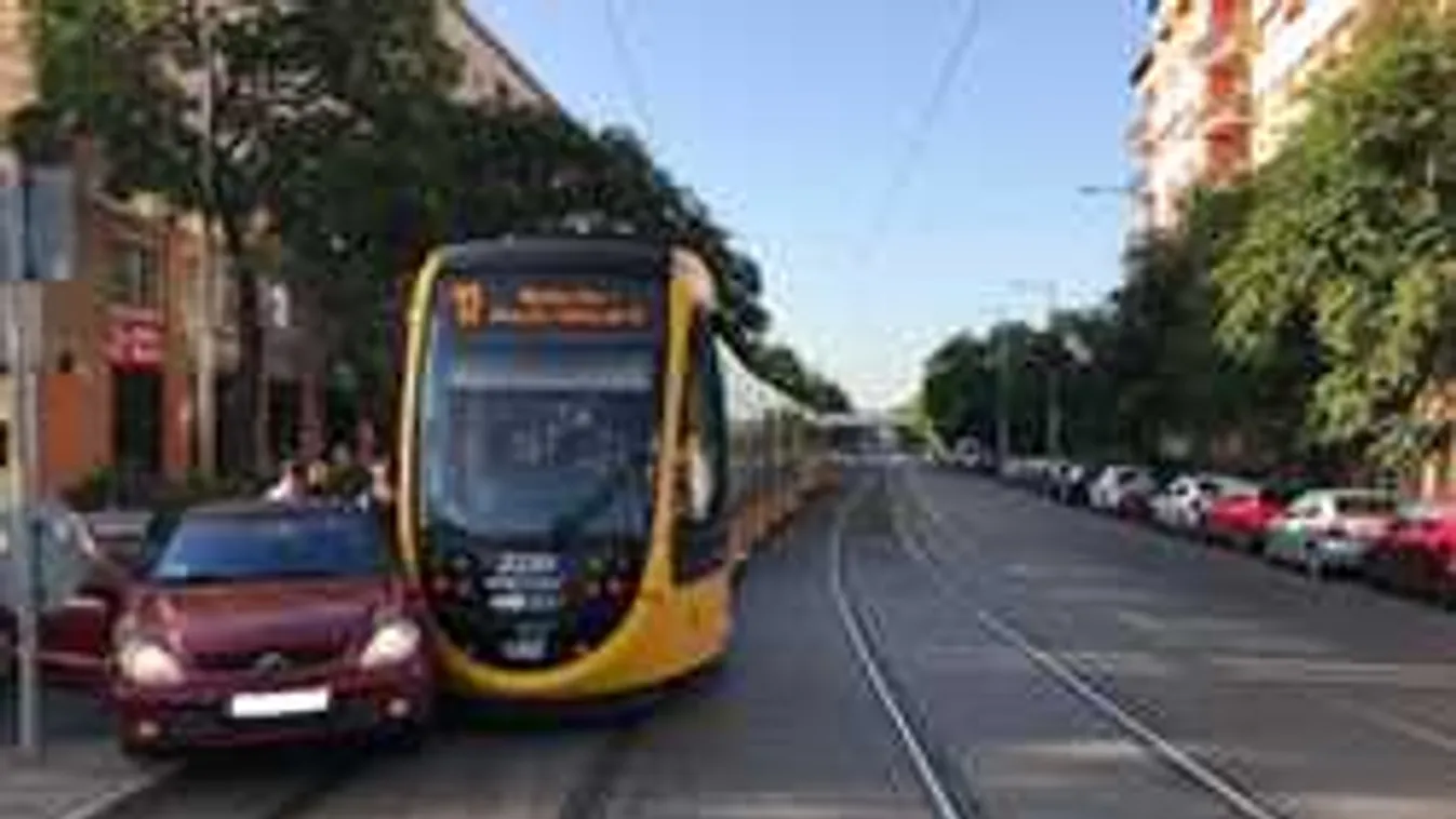 Káosz Budapesten, villamosba hajtott egy autó