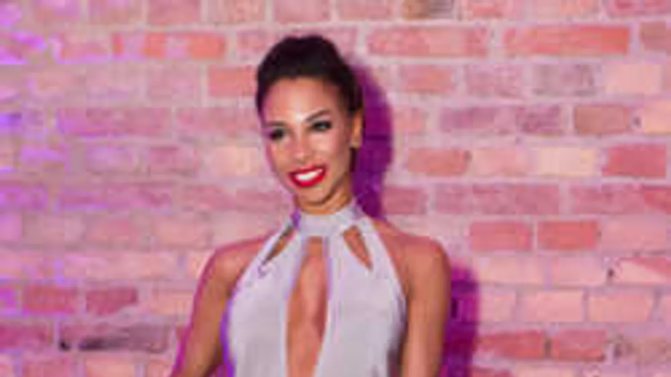 Szinte semmi nem takarja a medence partján kéjelgő Tücsit