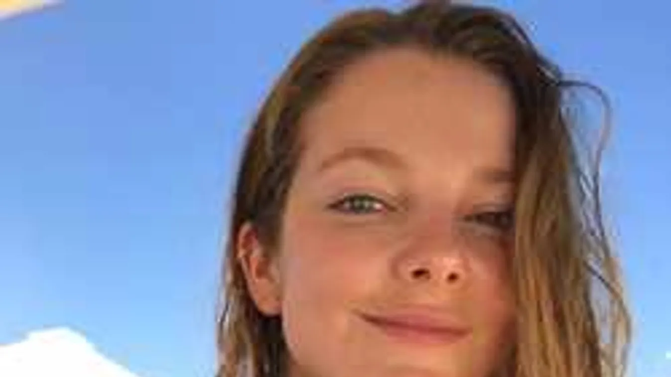 Csupán a dinnye takarja a magyar sztár csupasz melleit