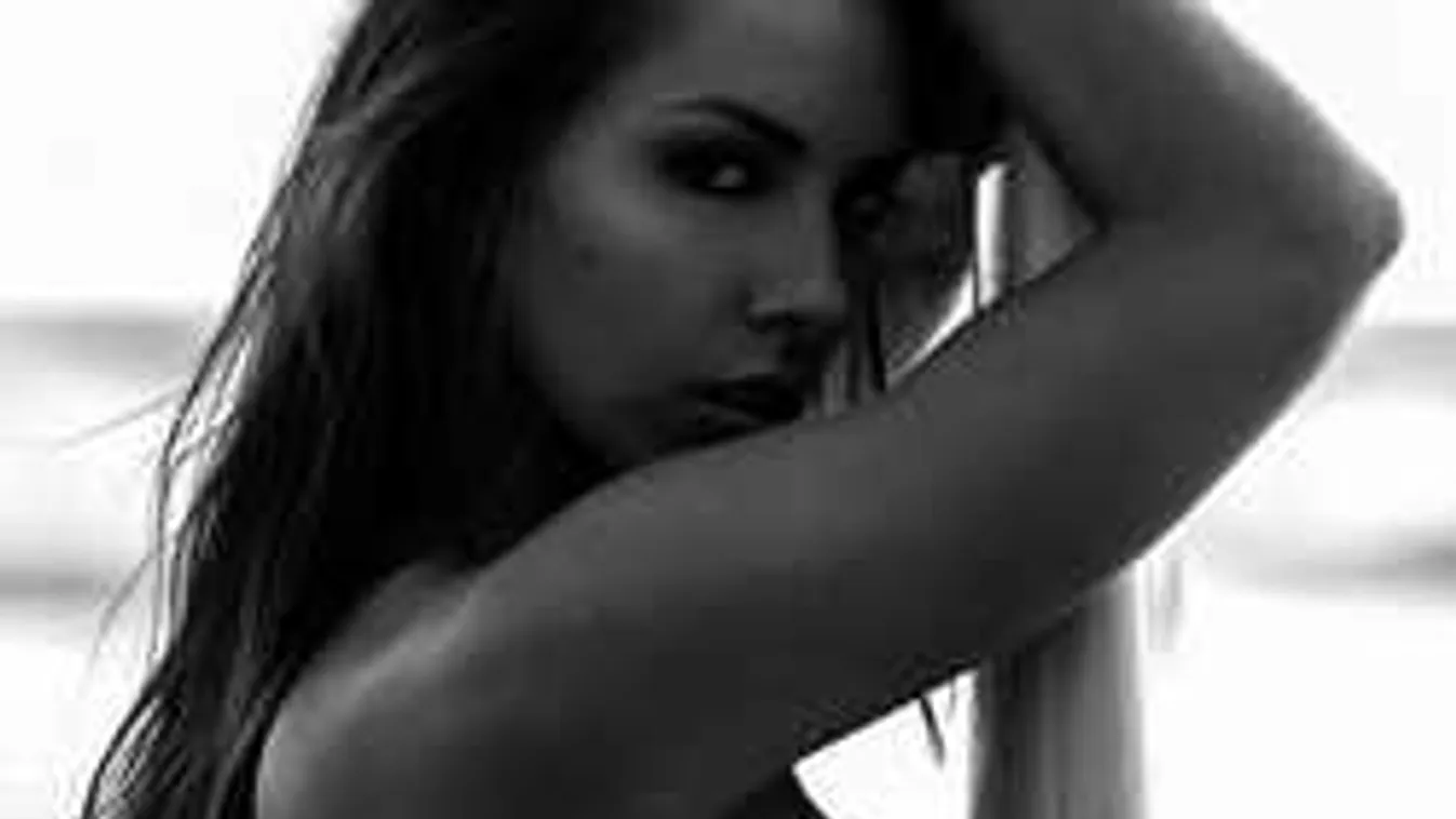 Forró videó: Meztelenül üdvözli rajongóit a tengerpartról a dögös modell