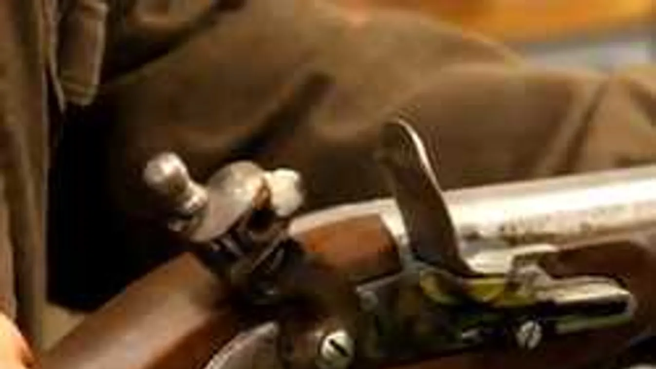 Ször­nyű tra­gé­dia: három éves kis­lányt ta­lált nya­kon az apa fegy­vere