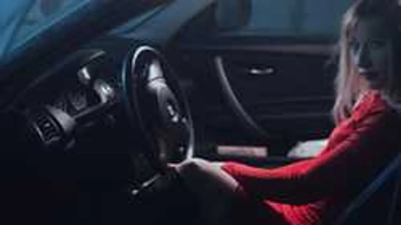 Egészen bizarr, amit a nők művelnek az autó belső terében