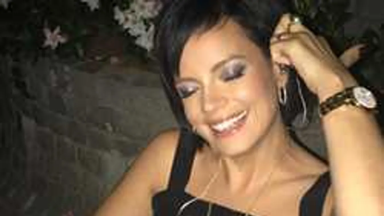 Véletlenül villantós képet küldött rajongóinak a sztáranyuka