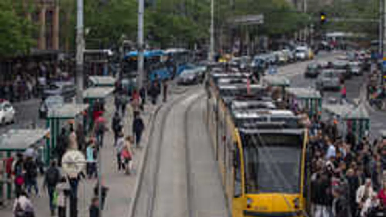 Rémisztő hír jött: budapesti villamosmegállóba hajtott egy kocsi