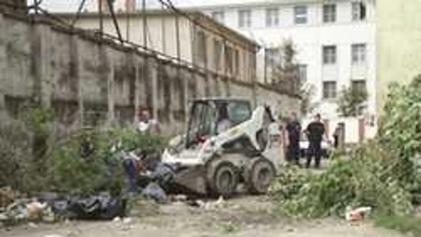 Drograzzia a Hős utcában, mindent átfésülnek a rendőrök - Fotók