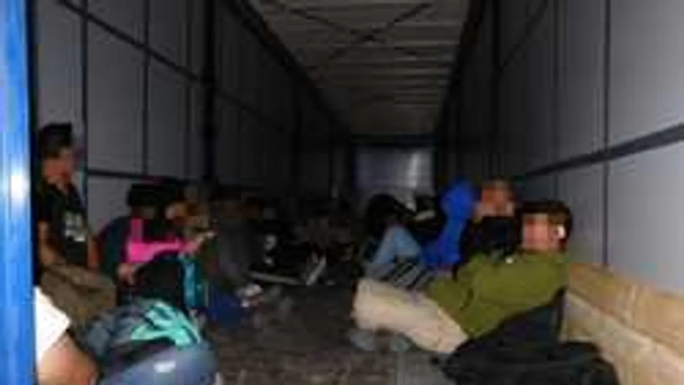 Migránsok rohamozzák a magyar határt