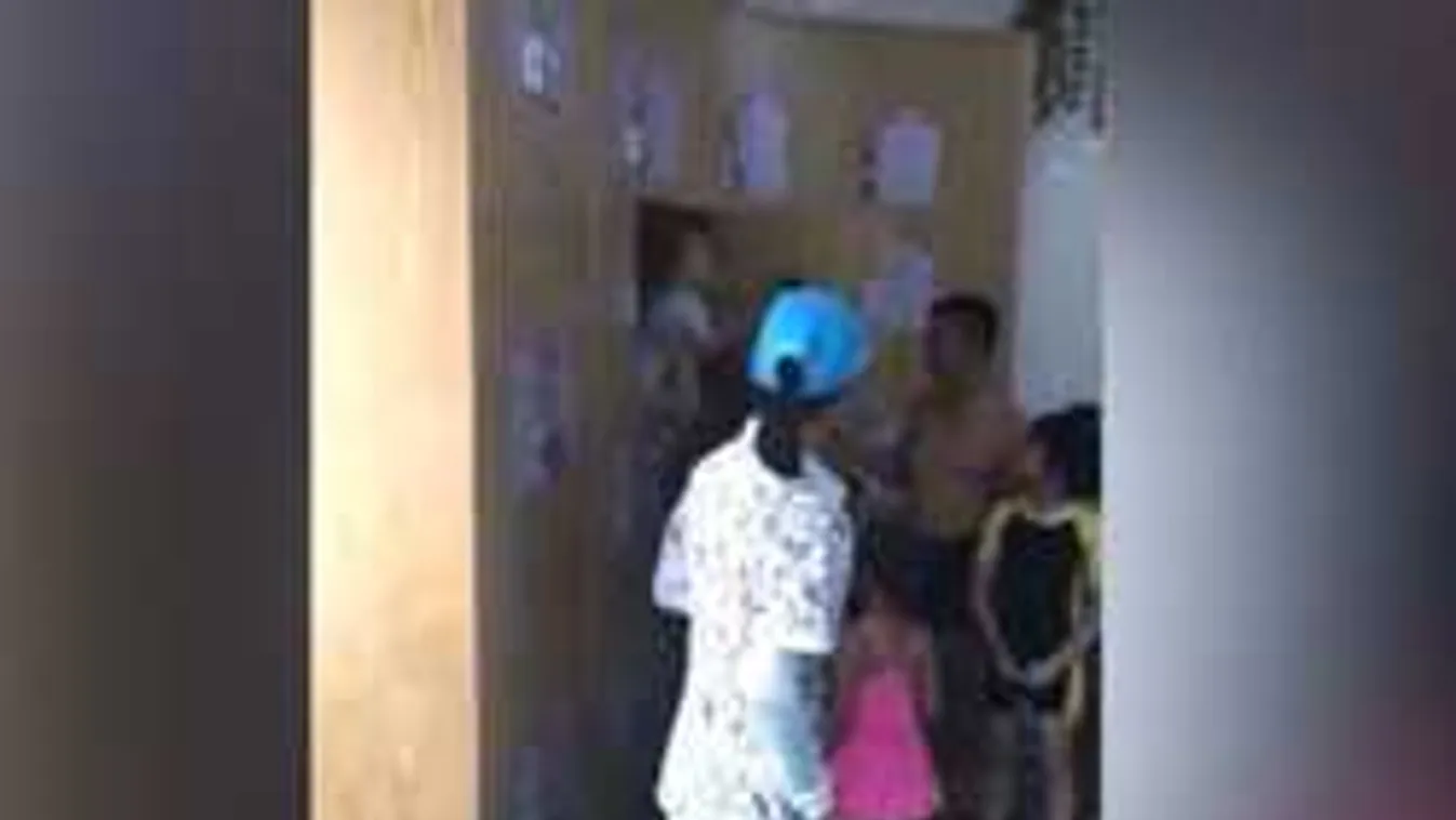 A kamera mindent vett: megbotránkoztató dolog történt az uszodában