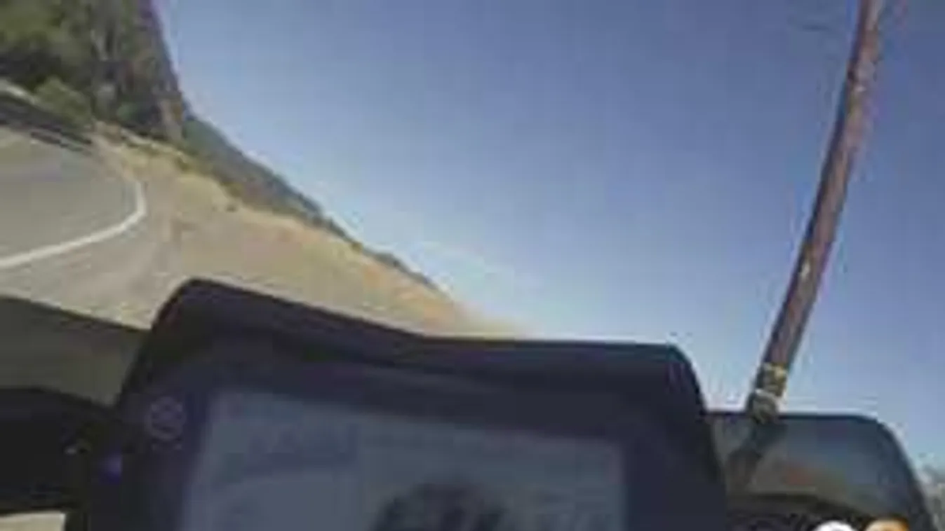 Több mint 70 méteres zuhanást élt túl a motoros - videó