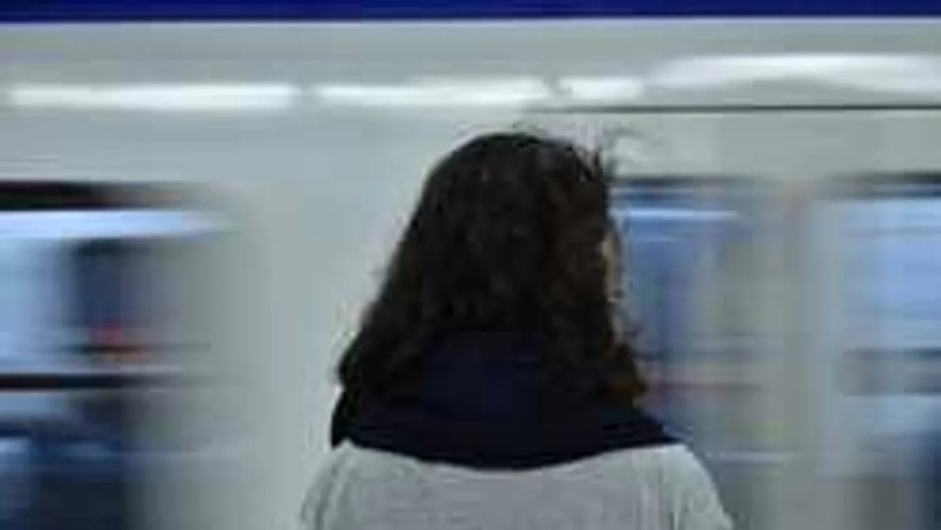 Szexista őrület terjed a metrón, sikítófrászt kapnak a női utasok