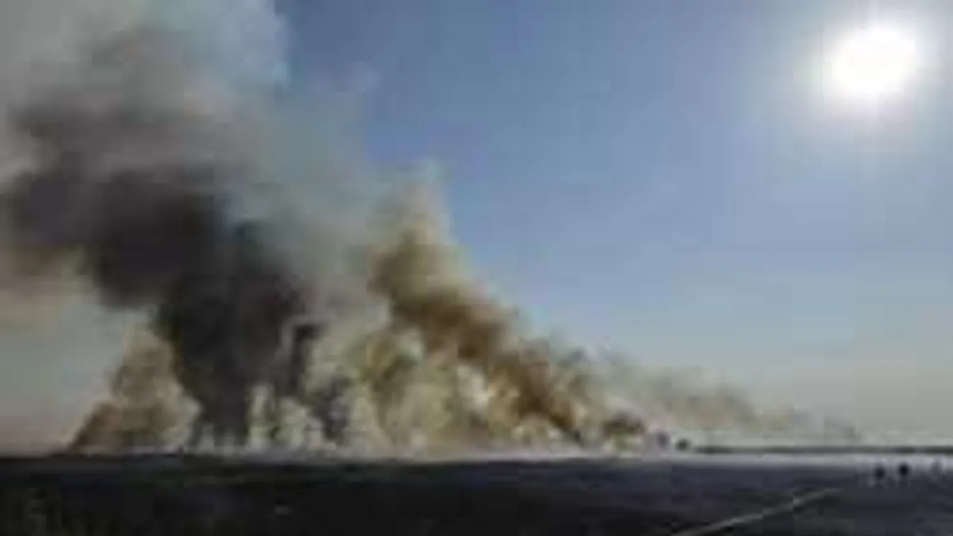 Már helikopterekkel oltják  a hatalmas hortobágyi tüzet