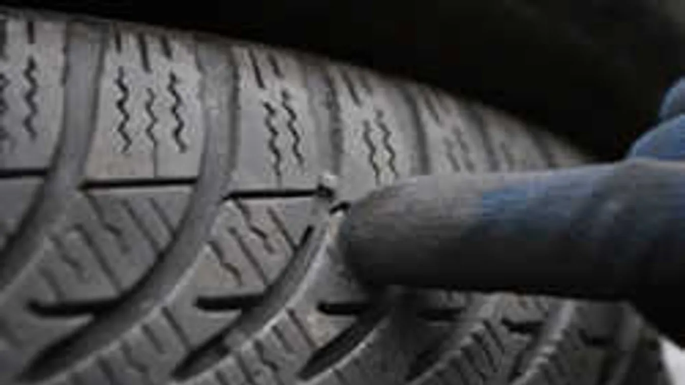 Vigyázat! Dunaújvárosban gyerekek eresztik le az autók kerekeit