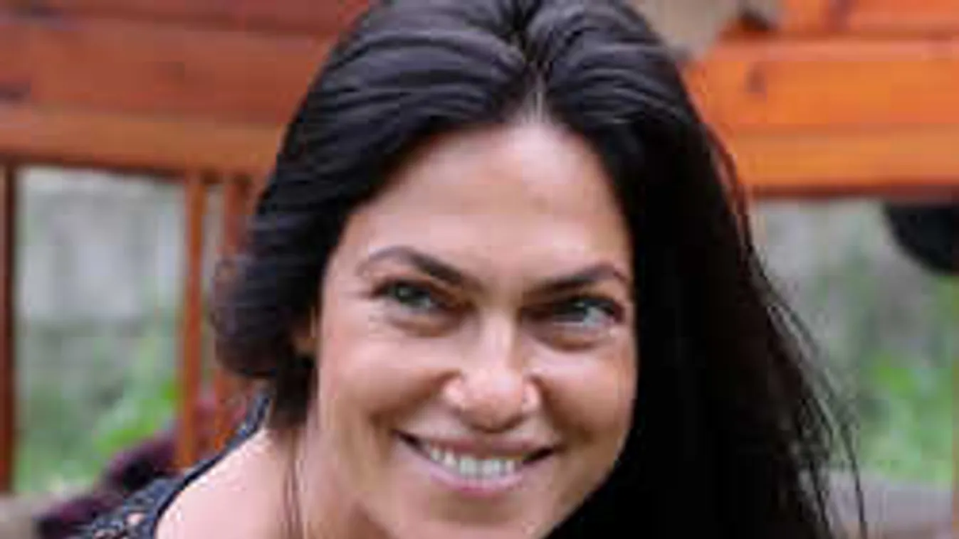 Forró ajándék: bugyi nélkül buzdít a kánikula túlélésére Bódi Sylvi!