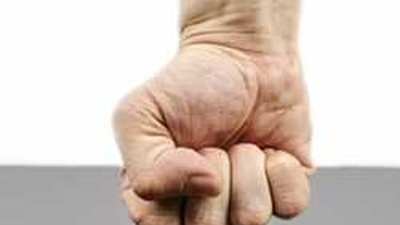 Így bánt el a kegyetlen autós az idős bácsival