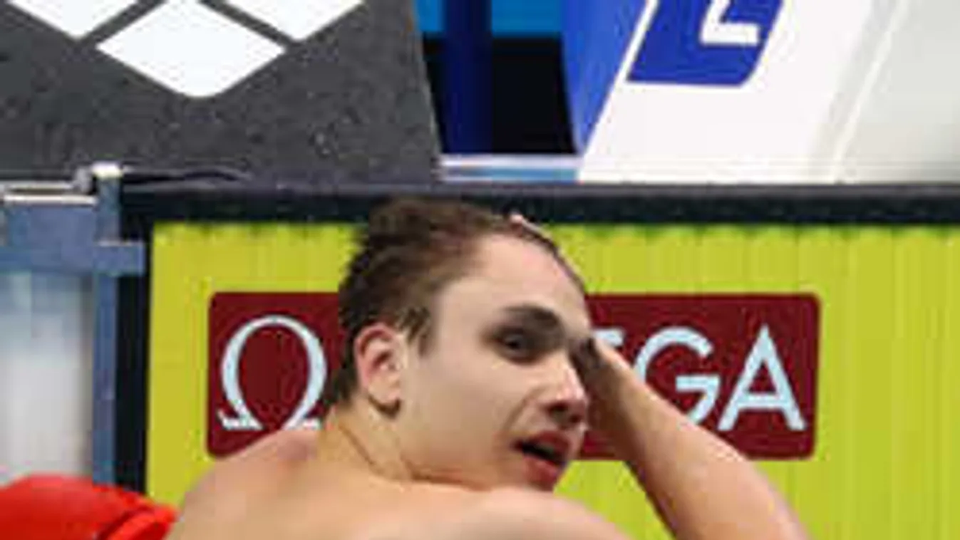 Döbbenetes úszás, mindenki a magyar úszósztárt csodálja