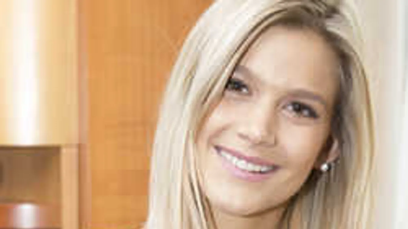 Brutális helyen nyaral Weisz Fanni, azonnal bombatestet villantott