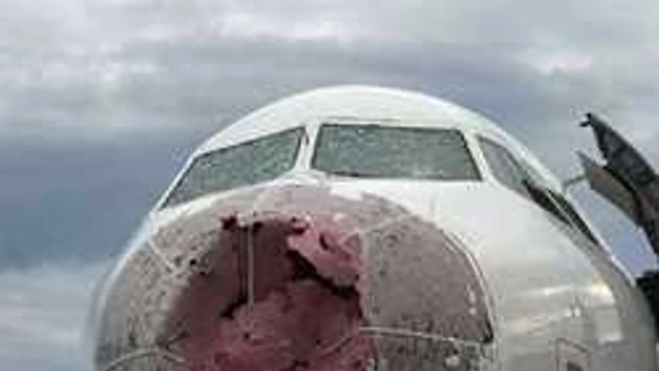 Pánik a repülőn: durva jégeső törte össze az utasszállítót - videó