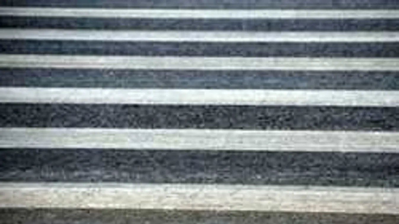 Hátborzongató baleset történt a zebrán, többen is áthajtottak a nénin