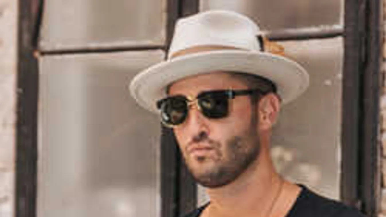 Király Viktor lerántja a leplet a fotóján szereplő titokzatos lányról