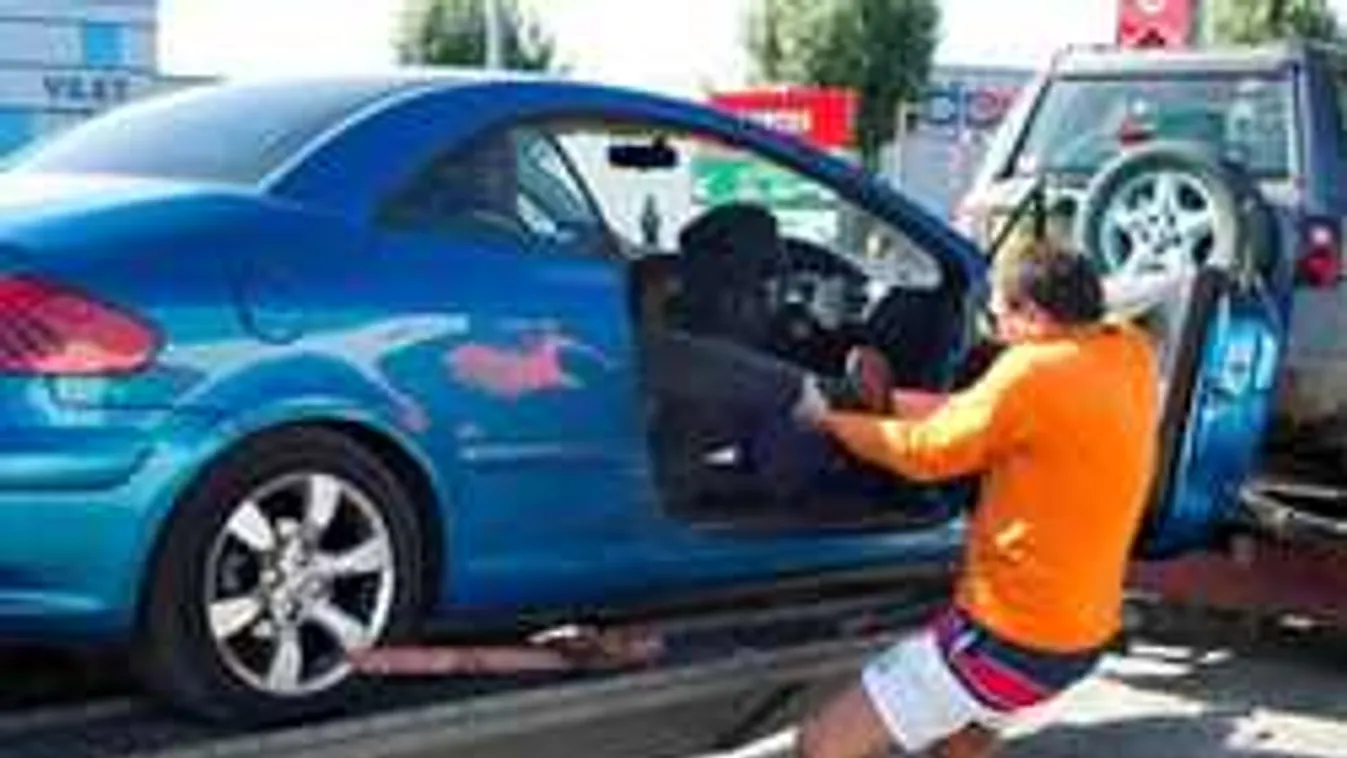 Elszabadult a pokol: autósra támadtak a migránsok