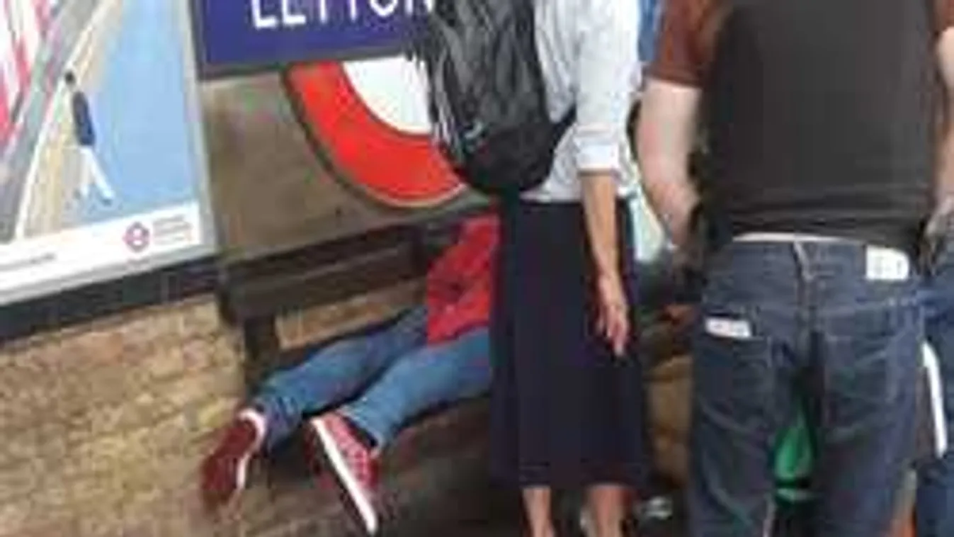 Rendőrök lepték el a londoni metróállomást: késelők támadtak az utasokra