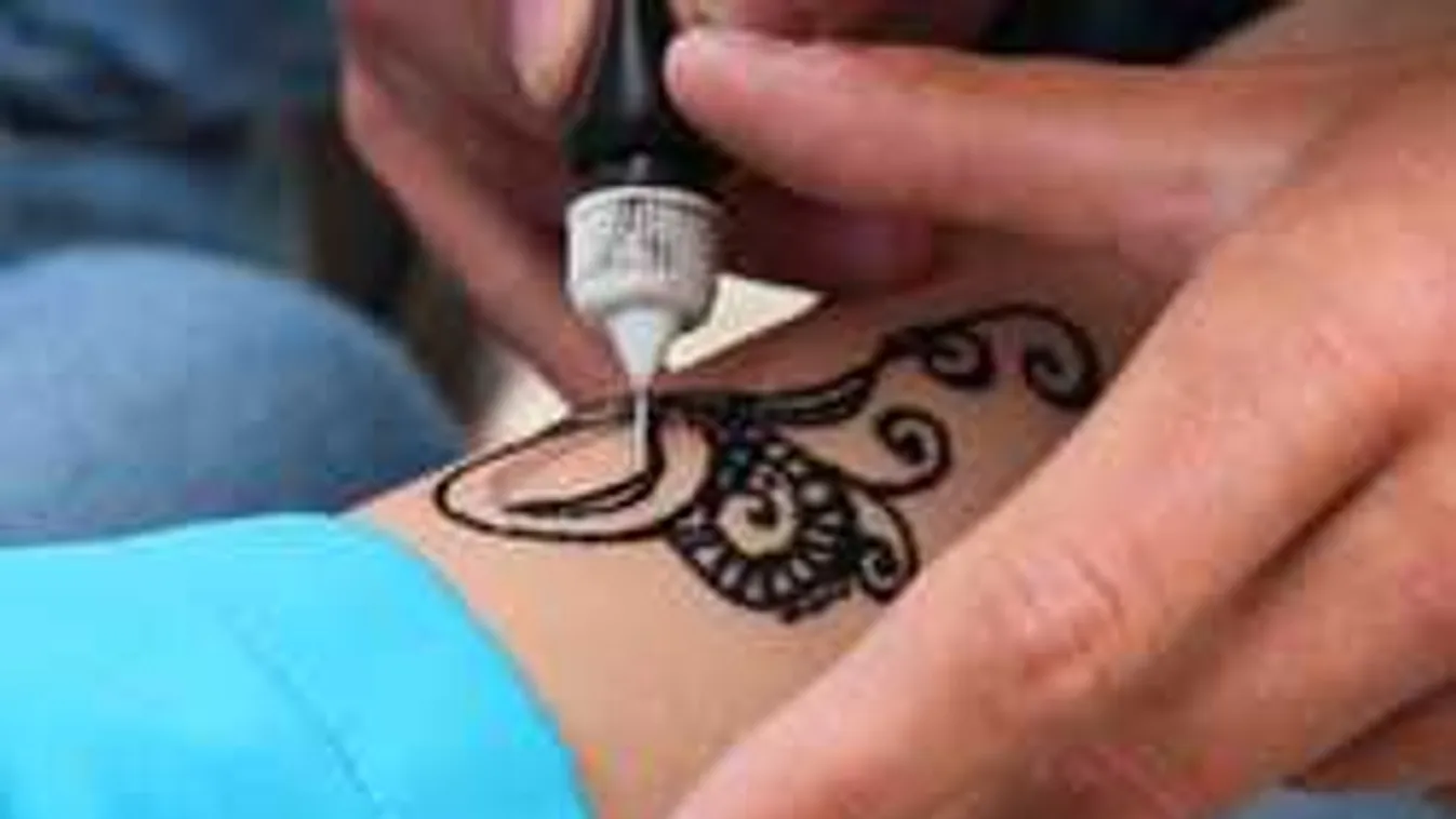 Felkavaró fotó: örökre torz marad a fiatal lány teste a legújabb divat miatt