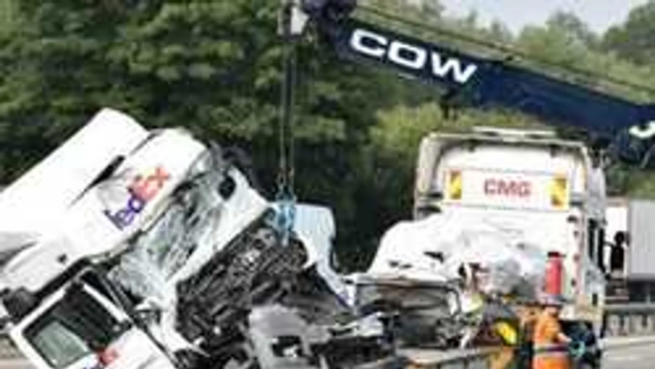 Brutális tömegkarambol történt, nyolcan meghaltak +18 fotó