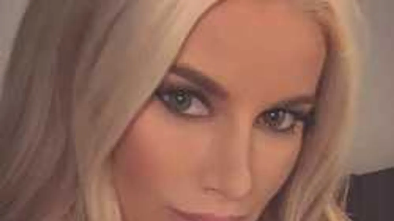 Bugyi nélkül, pucér fenékkel, gátlástalanul pucsít a szőke modell