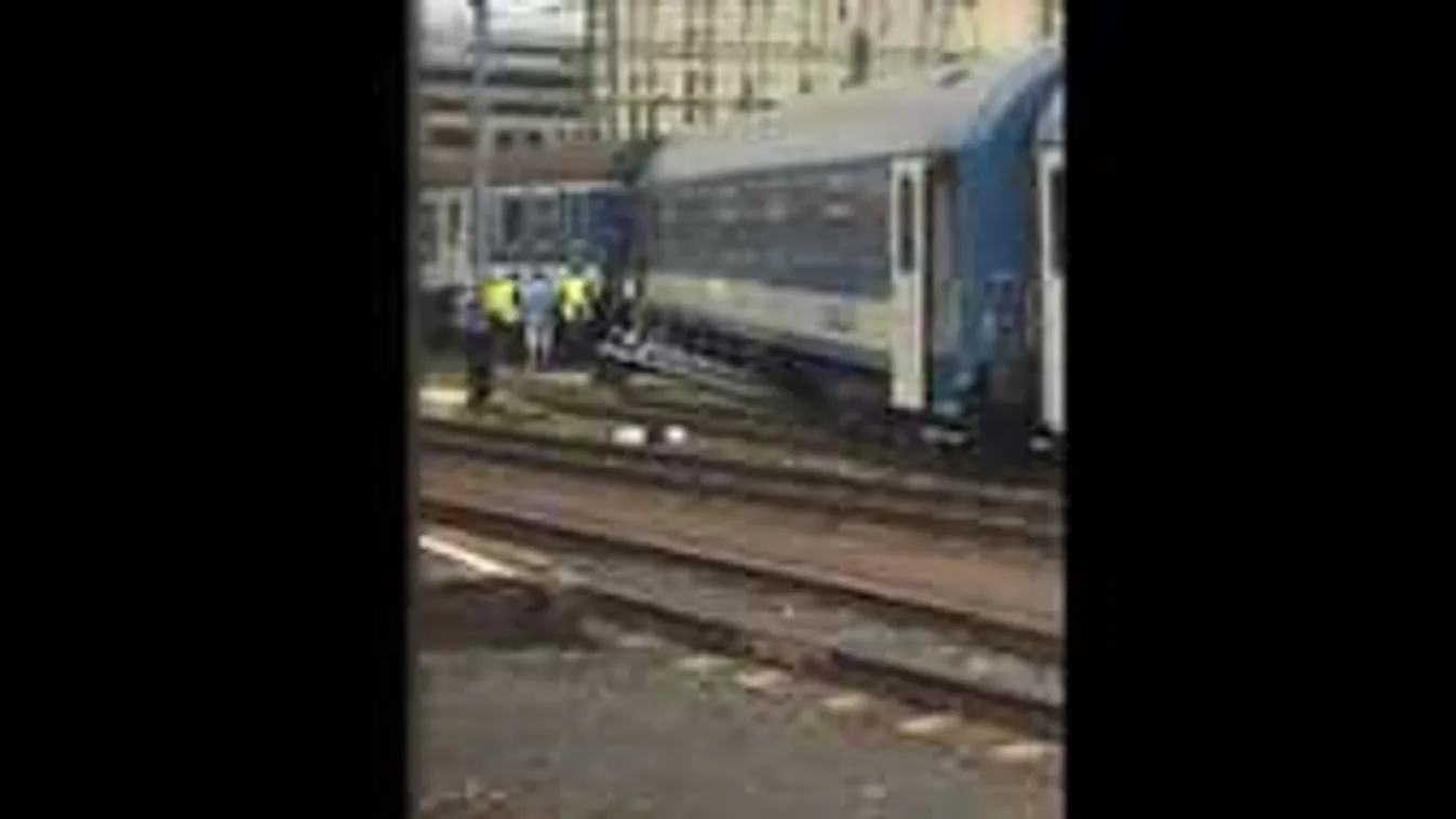 Kisiklott egy vonat a Déli pályaudvaron, óriási a káosz - videó