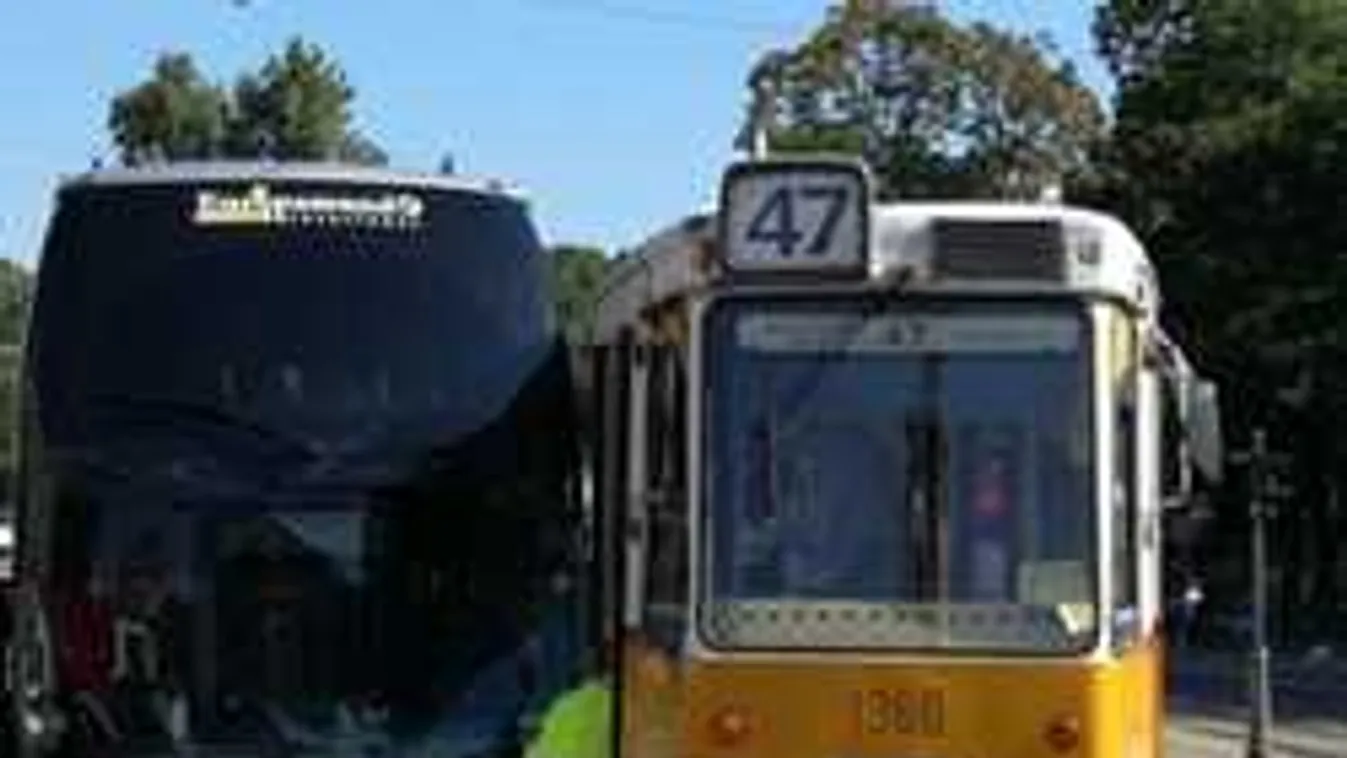 Durva baleset Budapest belvárosában: villamossal ütközött egy turistabusz